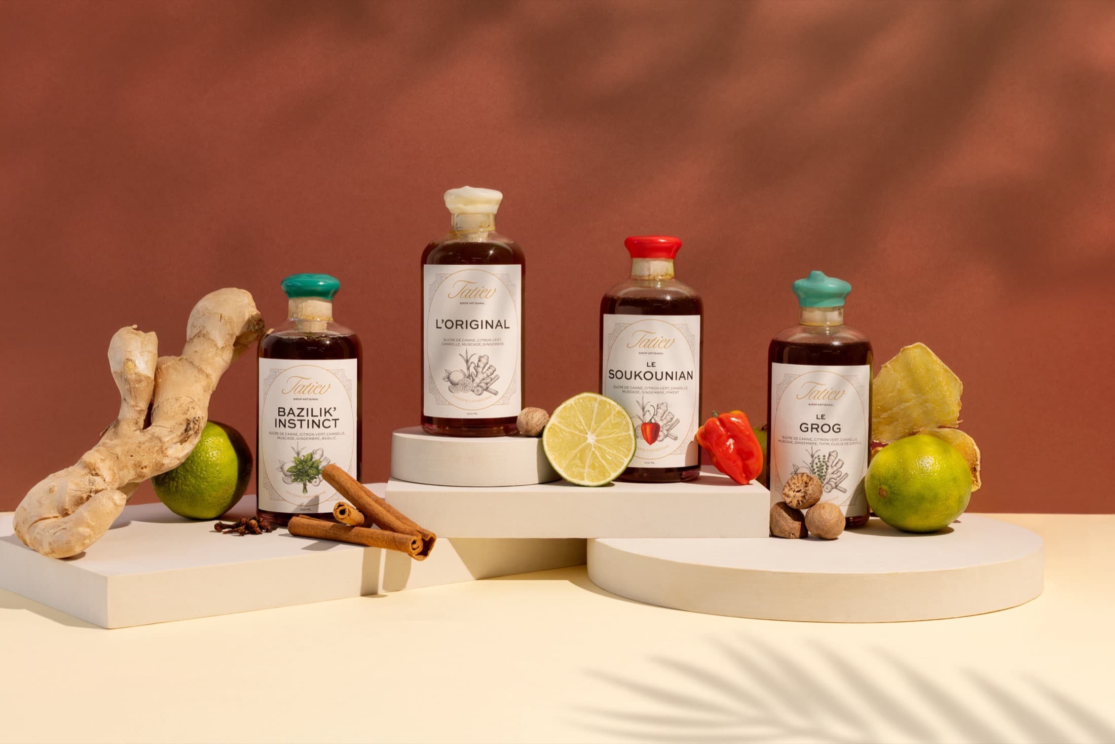 Cocktail préparé avec un sirop Tatiev, ambiance caribéenne